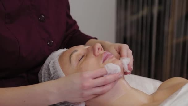 Szakmai kozmetikus mossa szemtől szemben a beteg beavatkozás előtt. — Stock videók