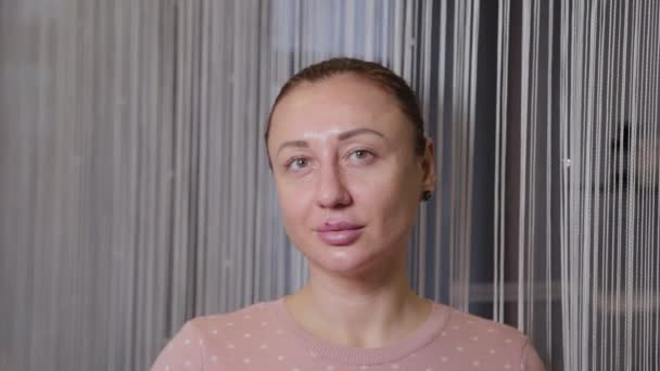 Krásná žena portrét po kosmetické proceduře. — Stock video