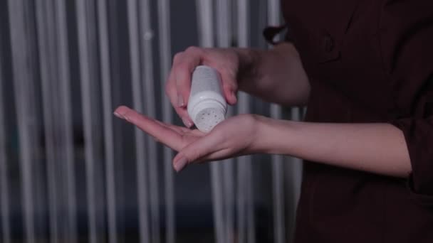En professionell kosmetolog häller pulver i sina händer. — Stockvideo