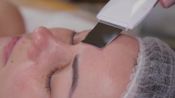 Profesjonalna kosmetolog kobieta robi ultradźwiękowe czyszczenie twarzy do pacjenta. — Wideo stockowe
