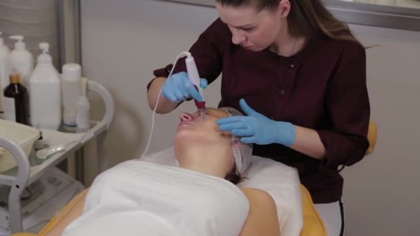 Mujer esteticista profesional realiza micronidling la piel facial . — Vídeos de Stock