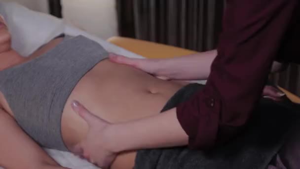 Professionele schoonheidsspecialiste vrouw masseren buik van cliënt in schoonheidssalon. — Stockvideo
