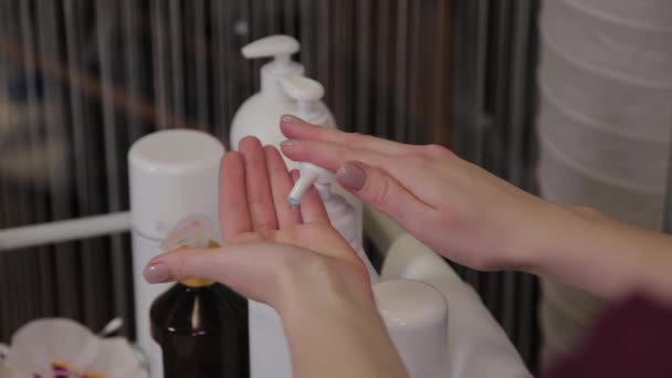 Professional beautician applies liquid soap on hands. — ストック動画