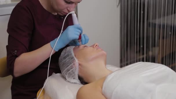 Professionelle Kosmetikerin führt Mikronidling Gesichtshaut. — Stockvideo