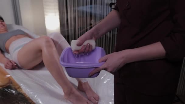Žena lékař mokrý obvaz ve speciálním roztoku. — Stock video