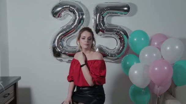 Красивий портрет дівчини біля повітряних кульок з цифрами на день народження . — стокове відео