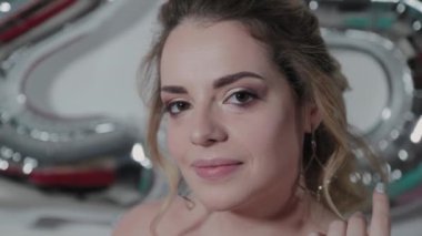 Doğum gününde balonların yanında sayıları olan bir kızın güzel portresi..
