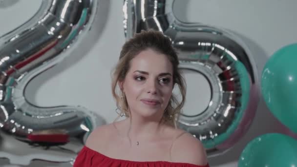 Mooi portret van een meisje bij ballonnen met nummers op een verjaardag. — Stockvideo