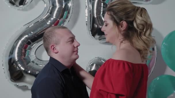 Bellissimo uomo e donna coccole vicino palloncini di compleanno . — Video Stock