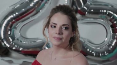 Doğum gününde balonların yanında sayıları olan bir kızın güzel portresi..