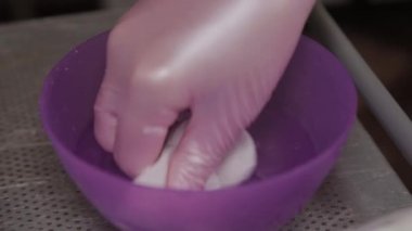 Profesyonel güzellik uzmanı pamuk pedleri nemlendiriyor.