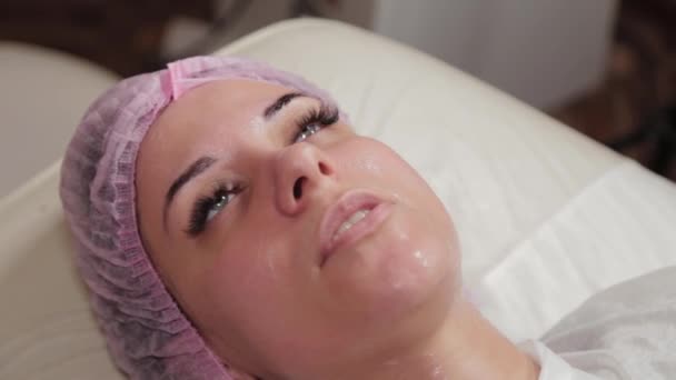 Beautiful young woman in a cap at the beauty parlor. — Stock Video
