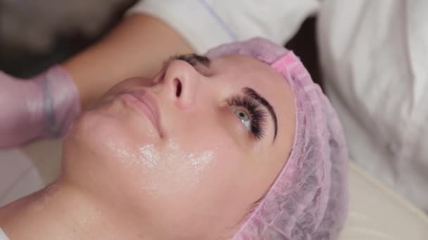 Belle jeune femme dans une casquette au salon de beauté . — Video