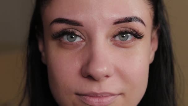 Mooi vrouw portret na cosmetologie procedure. — Stockvideo