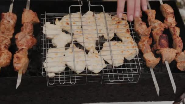 O processo de cozinhar churrasco em chamas no clima de inverno em um fundo de neve . — Vídeo de Stock