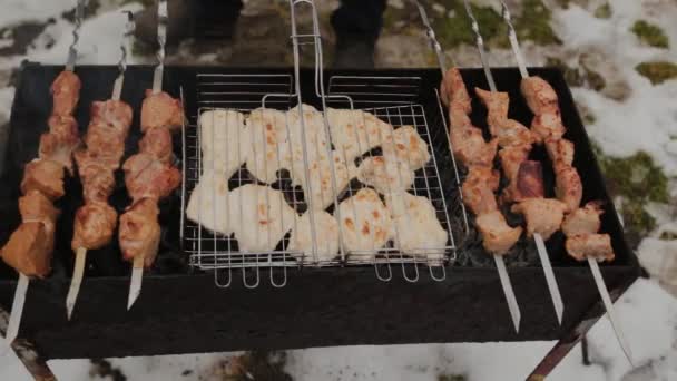 Le processus de cuisson barbecue sur le feu par temps hivernal sur un fond de neige . — Video