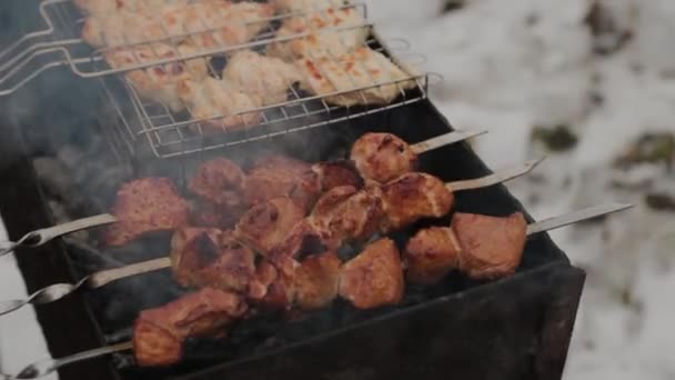 Het proces van koken barbecue in brand in de winter weer op een achtergrond van sneeuw. — Stockvideo