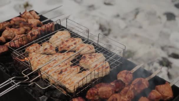 Het proces van koken barbecue in brand in de winter weer op een achtergrond van sneeuw. — Stockvideo