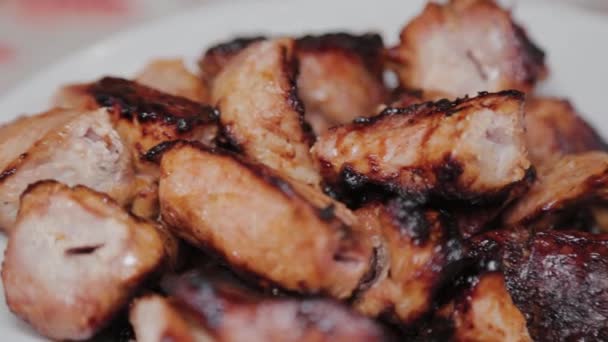 Man removes skewers from skewers on a plate. — Stockvideo