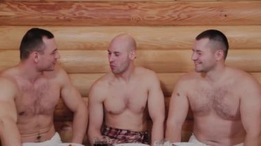 Masada saunada konuşan yakışıklı genç adamlar..