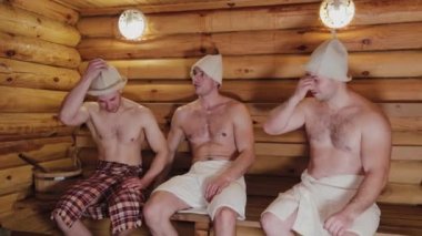 Saunada süzülen yakışıklı fiziksel olarak gelişmiş adamlar..