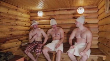 Saunada süzülen yakışıklı fiziksel olarak gelişmiş adamlar..