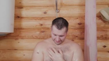 Duştaki genç yakışıklı adam. Yakın plan..