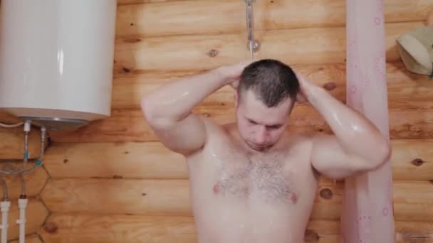 Jeune bel homme sous la douche. Gros plan . — Video