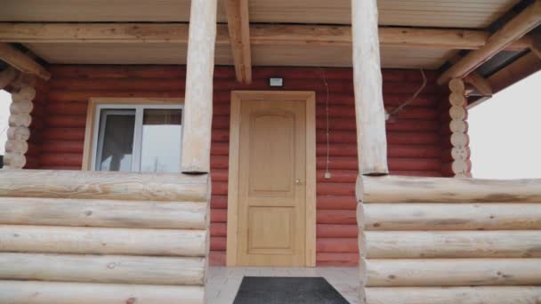 Toegang tot het huis vanuit het houten huis. — Stockvideo
