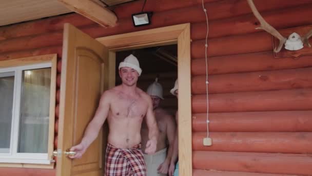 Les jeunes hommes sortent du sauna pour aller dans la rue et montrer la classe . — Video