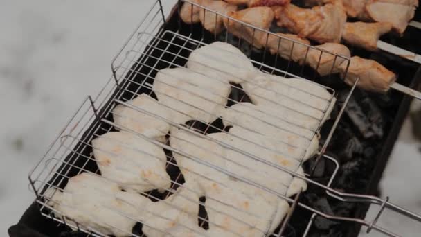 Het proces van koken barbecue in brand in de winter weer op een achtergrond van sneeuw. — Stockvideo