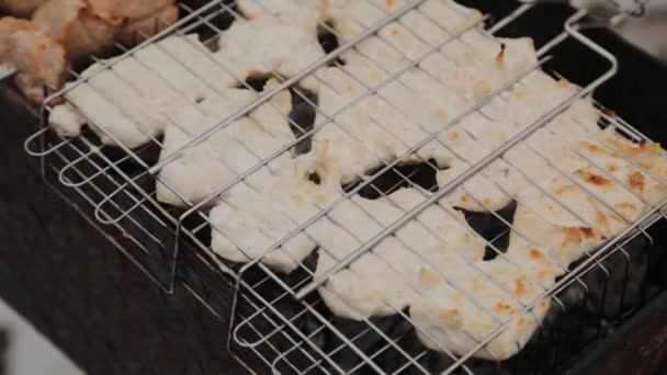 Het proces van koken barbecue in brand in de winter weer op een achtergrond van sneeuw. — Stockvideo