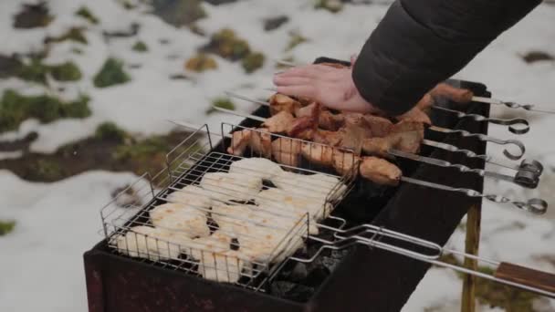 O processo de cozinhar churrasco em chamas no clima de inverno em um fundo de neve . — Vídeo de Stock