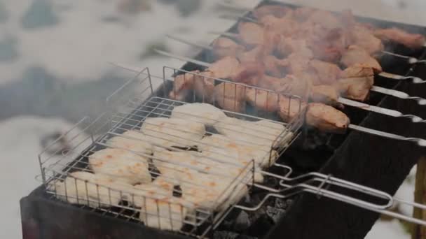 Het proces van koken barbecue in brand in de winter weer op een achtergrond van sneeuw. — Stockvideo