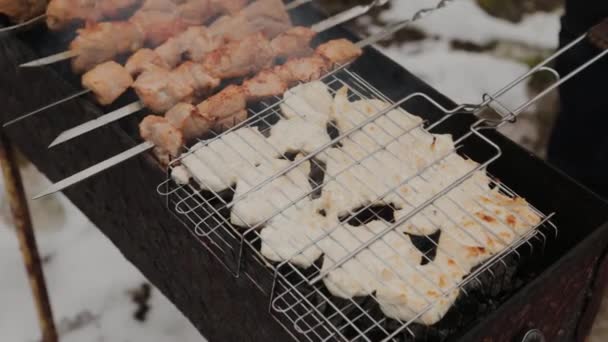 O processo de cozinhar churrasco em chamas no clima de inverno em um fundo de neve . — Vídeo de Stock