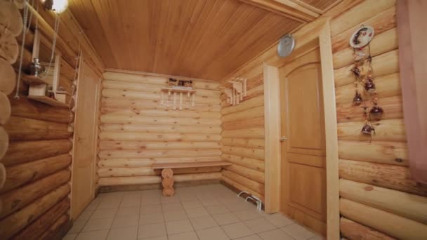 Piękne wnętrze drewnianego domu z domku z drewna. — Wideo stockowe