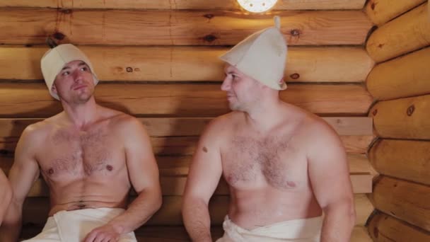 Gut aussehende, körperlich entwickelte Männer in der Sauna. — Stockvideo