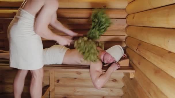 Des sportifs s'envolent dans un sauna avec des balais . — Video