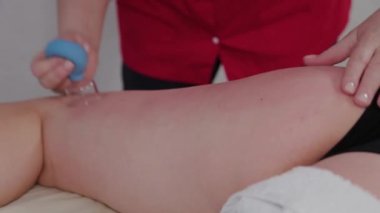 Profesyonel masaj terapisti bankalara terapi masajı yapıyor..