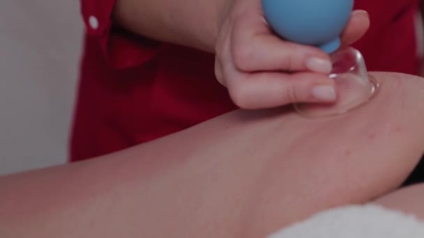 Professionelle Massagetherapeutin macht therapeutische Massage mit Banken. — Stockvideo