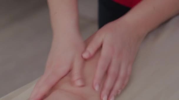 Massothérapeute féminine massant les jambes des clients . — Video