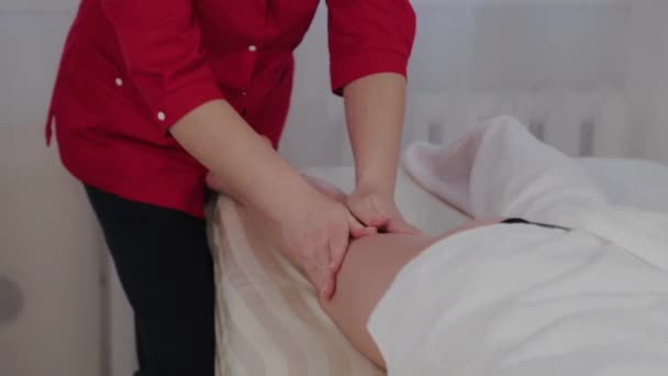 Kadın masaj terapisti müşterinin bacaklarına masaj yapıyor.. — Stok video