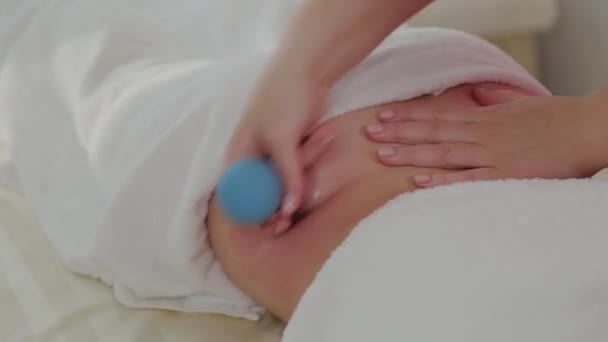 Profesjonalny masażysta robi terapeutyczny masaż z bankami. — Wideo stockowe