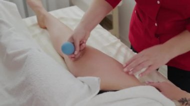 Profesyonel masaj terapisti bankalara terapi masajı yapıyor..