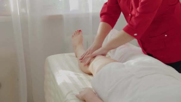 Pemijatan wanita terapis pemijatan kaki klien . — Stok Video