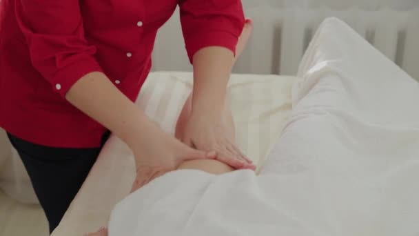 Женский массажист массирует ноги клиентам . — стоковое видео