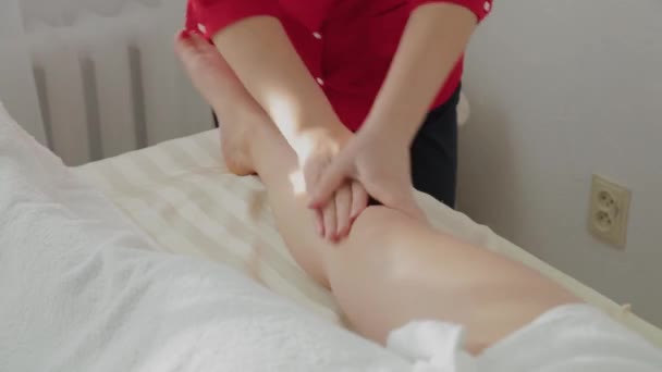 Kvinnlig massage terapeut massera klienter ben. — Stockvideo