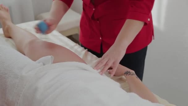 Mujer terapeuta de masaje hace masaje en el estómago de una niña . — Vídeo de stock