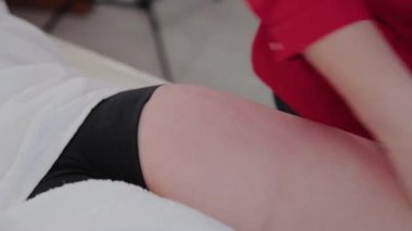 Profesyonel masaj terapisti bankalara terapi masajı yapıyor..