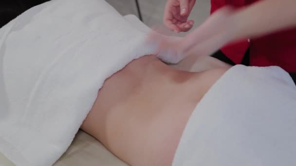 Massagetherapeutin massiert ein junges Mädchen in einem Massagesalon. — Stockvideo